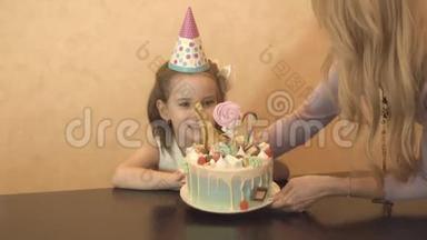 孩子们`生日聚会。 给<strong>小生</strong>日女孩的生日蛋糕。 家庭庆祝活动